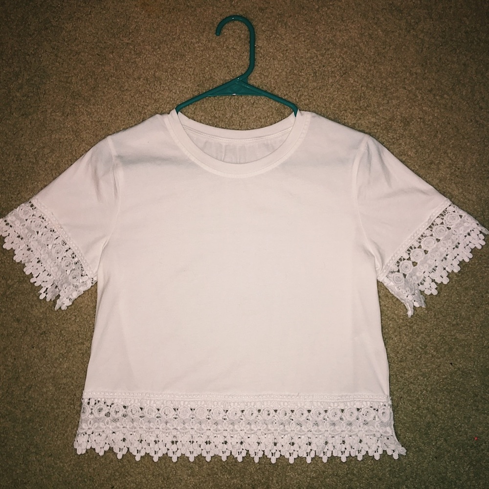 White cropped shirt with lace detail
